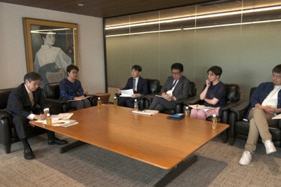座談会に臨む委員会メンバー＝東京都千代田区で