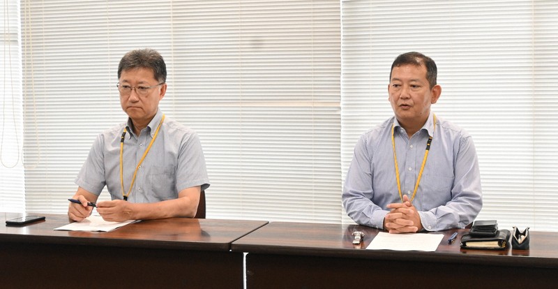 記者会見する共産党神奈川県委員会の藤原正明委員長（右）ら。参政党の初鹿野裕樹氏からSNSで虚偽の内容で中傷を受けたと訴えた＝県庁で2025年7月16日、矢野大輝撮影