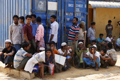 バングラデシュの難民キャンプで配給を待つロヒンギャ難民ら＝南東部コックスバザールで2025年3月16日、ロイター