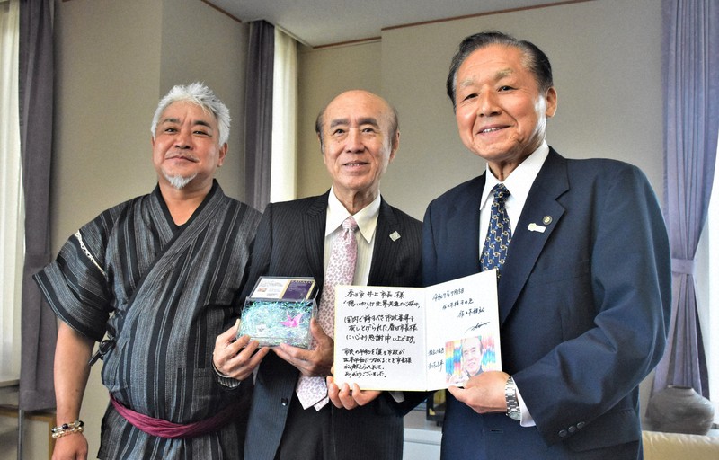 原爆の子の像モデル、禎子さん兄が福岡・春日市に折り鶴レプリカ寄贈