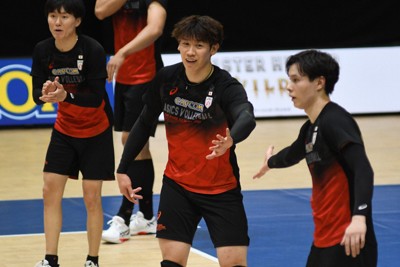 高橋藍選手（右）とタッチを交わす石川祐希選手（中央）＝千葉市の千葉ポートアリーナで2025年7月15日午後7時48分、玉井滉大撮影