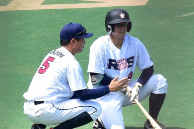 試合中、打席に向かう前の選手にアドバイスする福山亮選手＝大田スタジアムで2025年6月16日、円谷美晶撮影