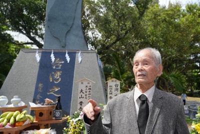平和祈念公園にある「台湾之塔」前で語る台湾出身元日本軍属の楊馥成さん＝沖縄県糸満市摩文仁で2025年6月22日、鈴木玲子撮影