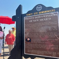 「核の時代」の扉を開けたトリニティ実験の風下住民の被害を伝えるため新設された記念碑＝米西部ニューメキシコ州「トリニティ・サイト」で2025年7月16日、八田浩輔撮影