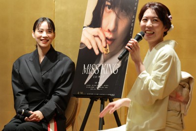 対談する福間香奈女王（右）と俳優ののんさん＝東京都港区で2025年7月17日、後藤由耶撮影