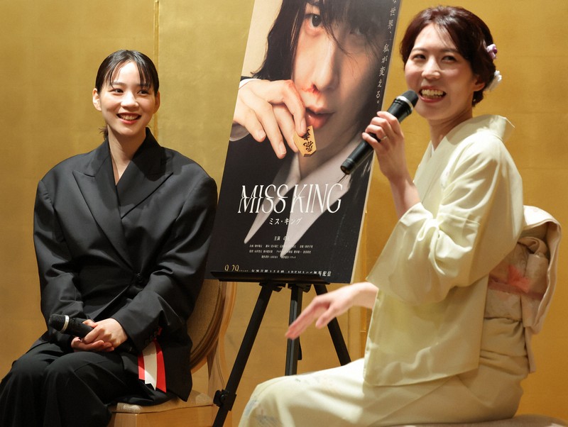 対談する福間香奈女王（右）と俳優ののんさん＝東京都港区で2025年7月17日、後藤由耶撮影