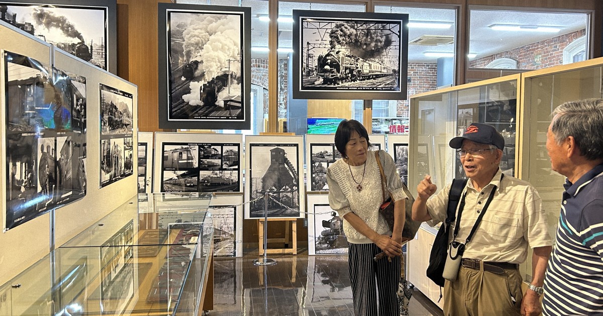 半世紀前の父と「再会」し娘は涙 北九州・元国鉄職員の写真展で [写真