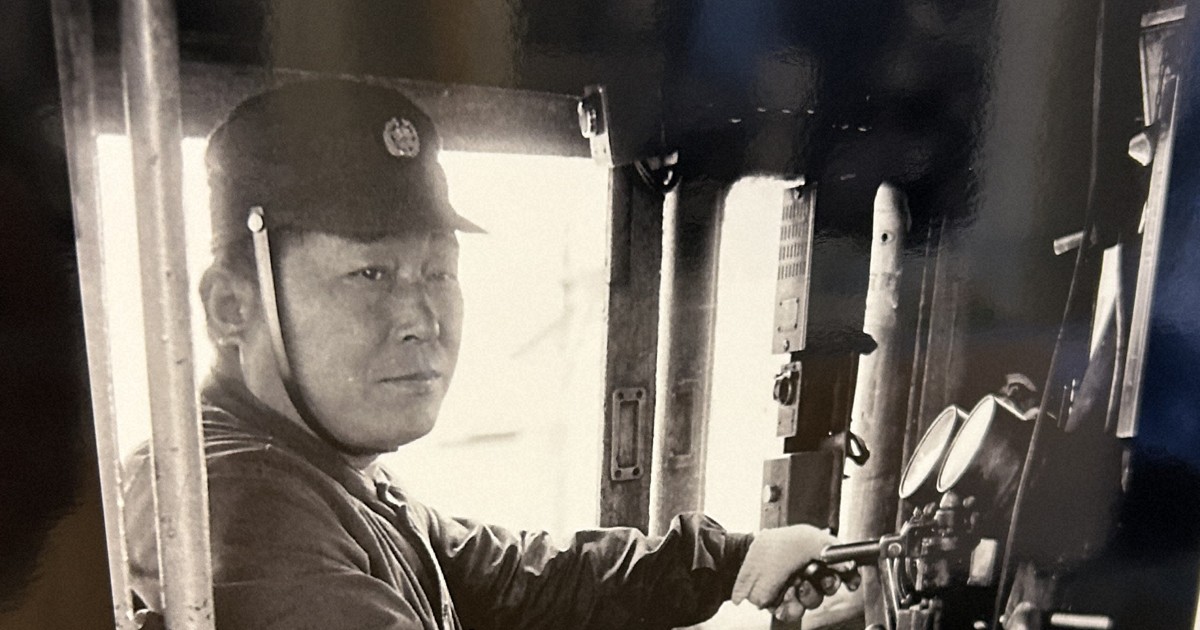 半世紀前の父と「再会」し娘は涙 北九州・元国鉄職員の写真展で [写真