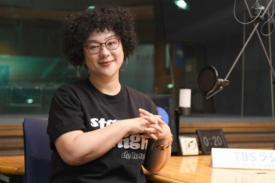 スタジオでポーズを決める、コラムニストでラジオパーソナリティーのジェーン・スーさん＝東京都港区で2025年7月10日、宮本明登撮影