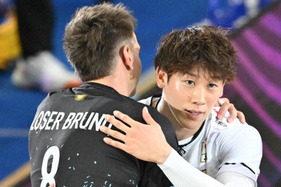 【日本－アルゼンチン】試合前のコイントスでアルゼンチン代表のアグスティン・ロセルと健闘を誓う石川祐希＝千葉ポートアリーナで2025年7月17日、平川義之撮影
