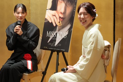 対談する福間香奈女王（右）と俳優ののんさん＝東京都港区で2025年7月17日午後0時38分、後藤由耶撮影