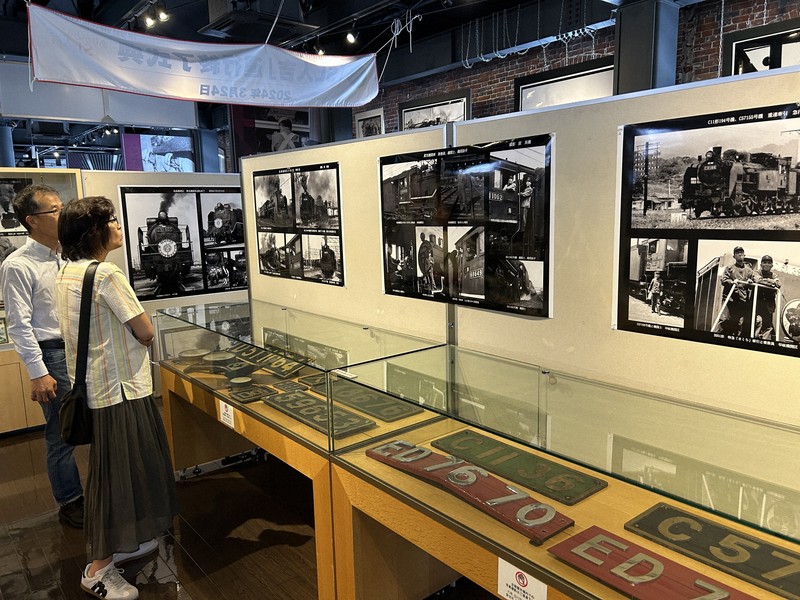 半世紀前の父と「再会」し娘は涙 北九州・元国鉄職員の写真展で [写真