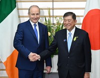 Irish Prime Minister Micheal Martin, left, and Japanese Prime Minister Shigeru Ishiba pose for a photo at the prime minister's office in Tokyo on July 2, 2025. (Mainichi/Akihiro Hirata)