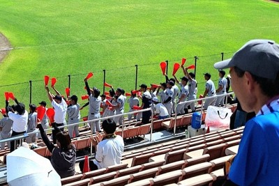門前高校の初戦で、スタンドから歓声を上げる野球部員ら＝金沢市の石川県立野球場で、東栄一撮影