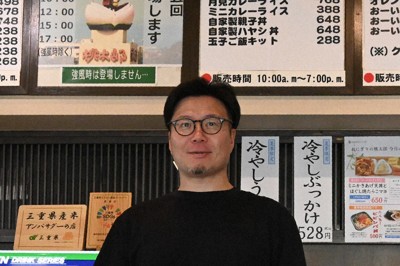 「おにぎりの桃太郎」の上田耕平社長＝三重県四日市市久保田のおにぎりの桃太郎久保田本店で2025年7月4日、長谷山寧音撮影