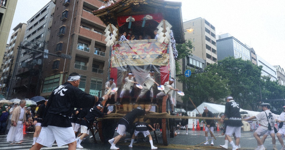 祇園祭2025：大雨吹き飛ばす熱気 前祭・山鉾巡行 古都の見物客魅了