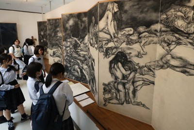 「原爆の図丸木美術館」は平和学習の場として学校単位での訪問も多い。この日は、1997年から継続的に訪れているという田園調布学園（東京都世田谷区）の高等部2年生180人が見学した＝埼玉県東松山市で2025年6月6日、後藤由耶撮影