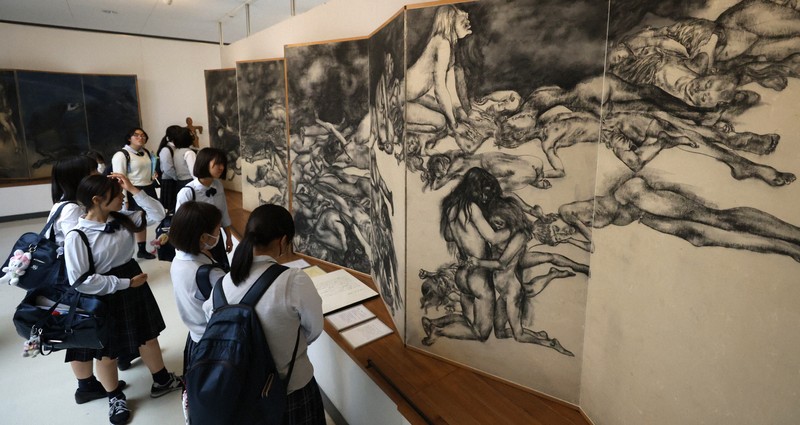 「原爆の図丸木美術館」は平和学習の場として学校単位での訪問も多い。この日は、1997年から継続的に訪れているという田園調布学園（東京都世田谷区）の高等部2年生180人が見学した＝埼玉県東松山市で2025年6月6日、後藤由耶撮影
