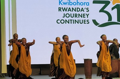 ナショナルデーで、伝統舞踊を披露するルワンダ国立バレエ団＝大阪市此花区で2025年7月4日、田中韻撮影