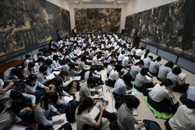 「原爆の図丸木美術館」は平和学習の場として学校単位での訪問も多い。この日は田園調布学園（東京都世田谷区）の高等部2年生が見学に訪れた＝埼玉県東松山市で2025年6月6日、後藤由耶撮影