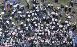参院選が公示され、街頭演説に集まった有権者たち＝神戸市で2025年7月3日、本社ヘリから