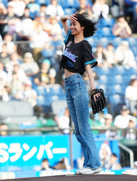 モデル佐藤晴美「95点」始球式 1メートル73圧巻スタイルに球場