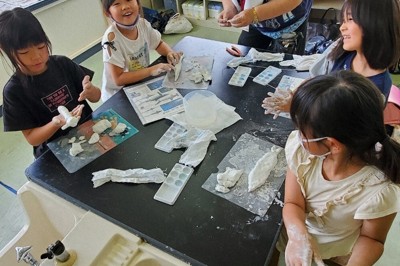学童保育所で粘土遊びをする子供たち＝三重県＝鳥羽市岩倉町で2023年7月、林一茂撮影