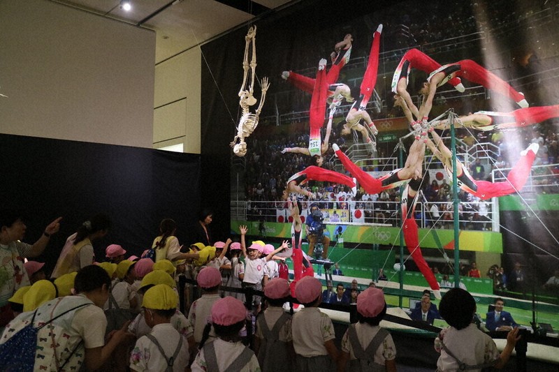 内村航平さん監修 人体骨格模型に園児が歓声 「ほねほね運動会」展