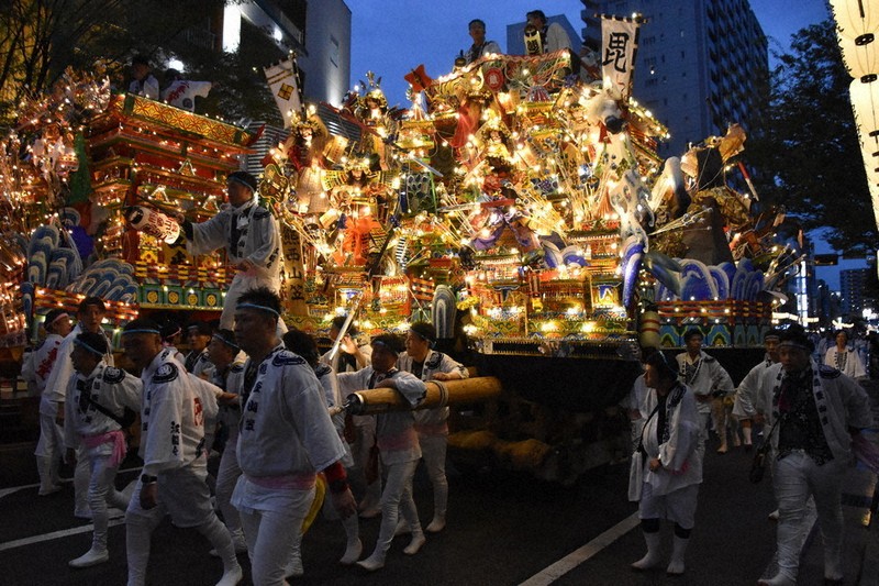 夏の夜を彩る400年の伝統 8基勢ぞろい 勇壮に競演会 黒崎祇園山笠