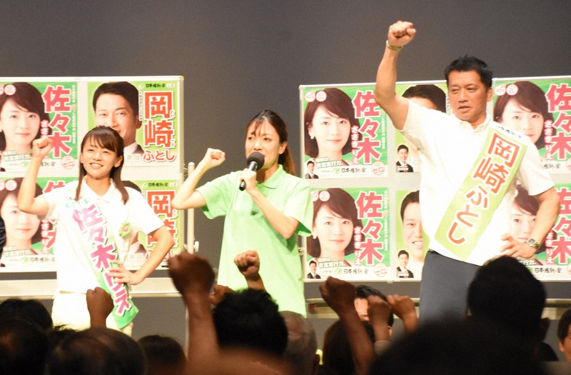 2票は岡崎、1票は佐々木」 苦戦の維新 他候補に投票呼びかけ | 毎日新聞