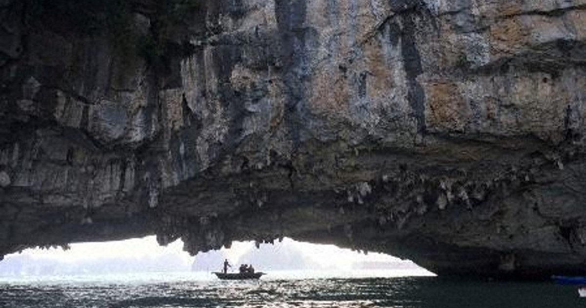 ベトナムの世界遺産ハロン湾で観光船が転覆 37人死亡 | 毎日新聞