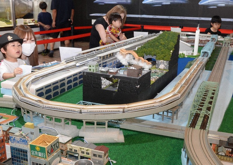 ジオラマに「貫通石」も 山陽新幹線50年展、県立山口博物館で