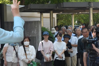 候補者の訴えを聞く市民たち＝仙台市で2025年7月20日、竹田直人撮影