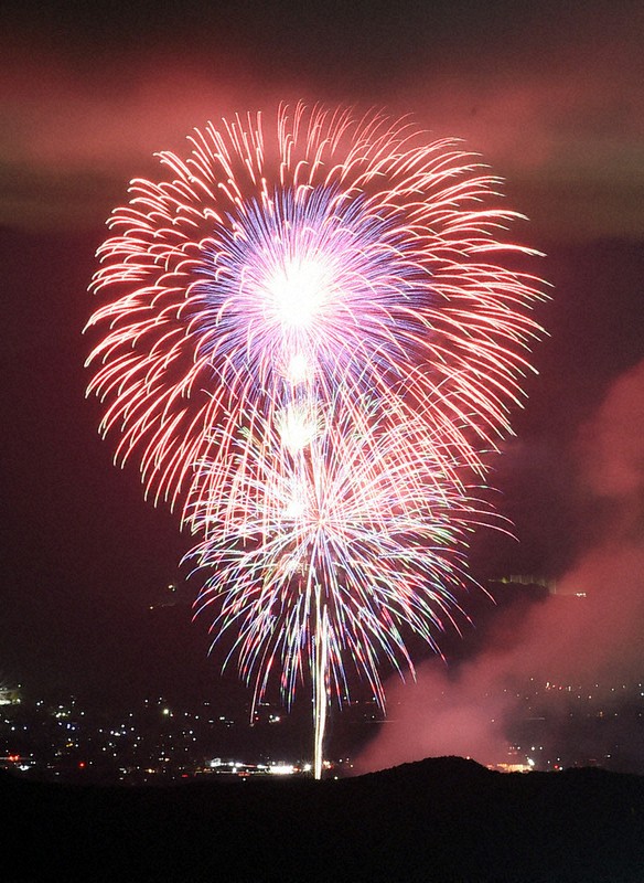 9600発 夜空彩る 伊勢神宮花火大会に20万人 ／三重 | 毎日新聞