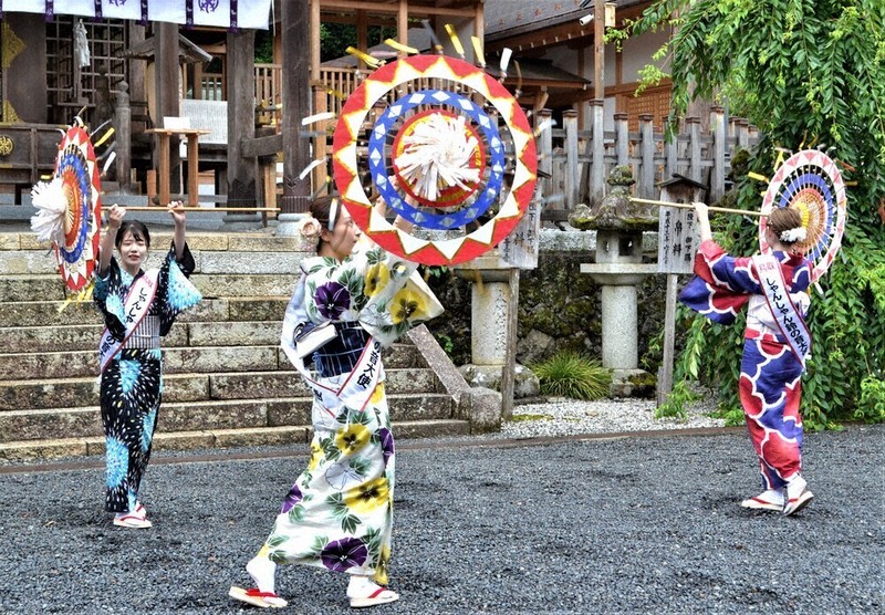 踊り傘 鳥取 しゃんしゃん祭り 和傘 鈴付き 舞台 小道具 インテリア 小物格安 鈴の音大使、傘踊り奉納 鳥取しゃんしゃん祭 祈願祭 ／鳥取 | 毎日新聞