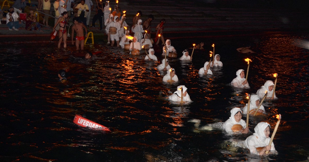 海の豊穣祈る「海女の大夜泳」　漆黒の水面に女性70人が火の輪描き