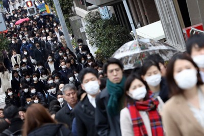 新型コロナウイルスの感染拡大を受け、マスクをつけて通勤する人たち＝東京都中央区で2020年3月4日午前8時46分、小川昌宏撮影