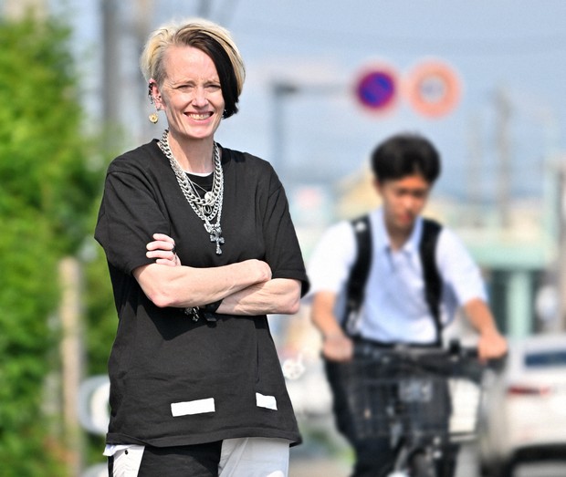 兩年前獲得日本國籍的安妮·克雷希尼 (Anne Crescini) 於 2025 年 7 月 17 日在福岡縣宗像市拍攝照片。 (每日新聞/野田武史)