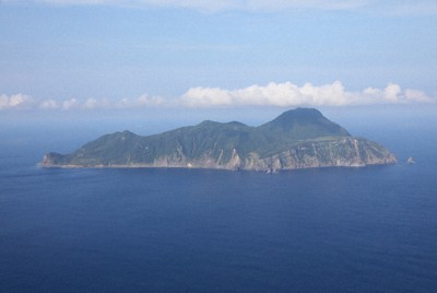 群発地震が起きた鹿児島県・トカラ列島の悪石島＝6日、本社機「希望」から尾籠章裕撮影