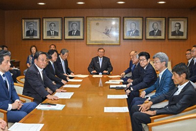 参院選から一夜明け、自民党役員会に臨む石破茂首相（中央）ら党幹部＝同党本部で21日、新宮巳美撮影
