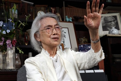 森滝市郎さんについて語る次女の春子さん＝広島市佐伯区で2025年6月10日午後1時51分、佐藤賢二郎撮影