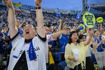 都市対抗野球西関東2次予選、東芝との第2代表決定戦。得点が入り盛り上がる日産自動車の応援＝横浜スタジアムで2025年7月17日、新宮巳美撮影