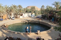 古代エジプト時代から残されているクレオパトラ鉱泉＝エジプト西部シーワで2025年6月5日、金子淳撮影