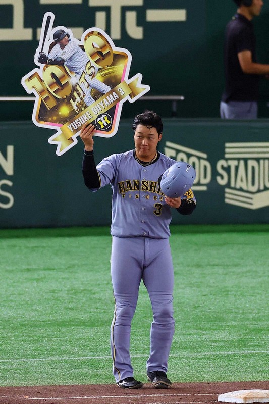 【阪神・大山選手】サイン入りパネル T-SHOP限定】3.大山悠輔選手 通算1000本安打達成記念 直筆サイン
