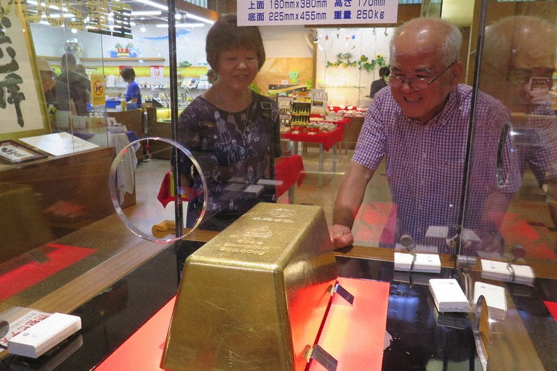 元「世界一重い」金塊、展示断念 時価高騰で盗難対策費も増 伊豆・土肥