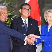 首脳会談に臨み、EUのコスタ大統領（左）、フォンデアライエン欧州委員長（右）と手を重ねる石破茂首相＝首相官邸で2025年7月23日午後5時14分、平田明浩撮影