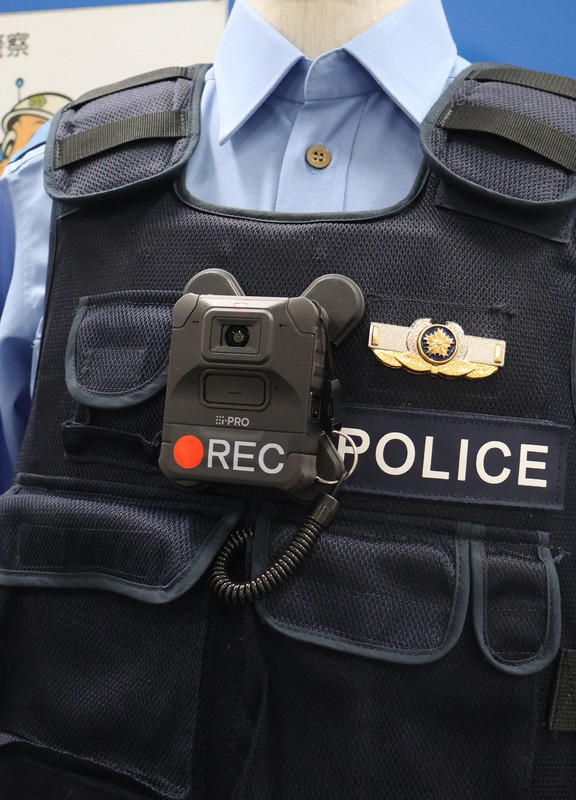 警察官に装着型「ウエアラブルカメラ」 13都道府県で8月下旬以降 [写真
