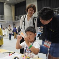 「自由研究フェス！2025」のワークショップに参加する親子＝東京都杉並区で2025年7月13日午前10時44分、後藤豪撮影