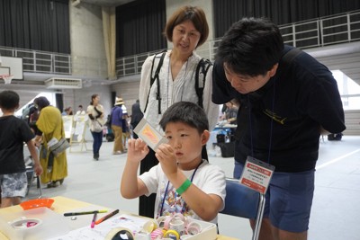 「自由研究フェス！2025」のワークショップに参加する親子＝東京都杉並区で2025年7月13日午前10時44分、後藤豪撮影