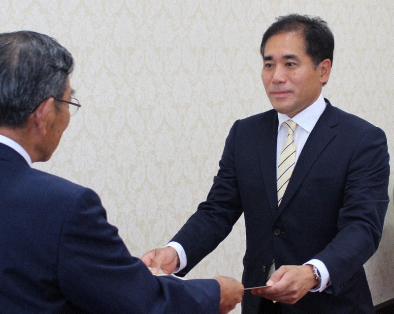 参院選2025：「県のため頑張る」 宮本氏に当選証書 ／滋賀 | 毎日新聞